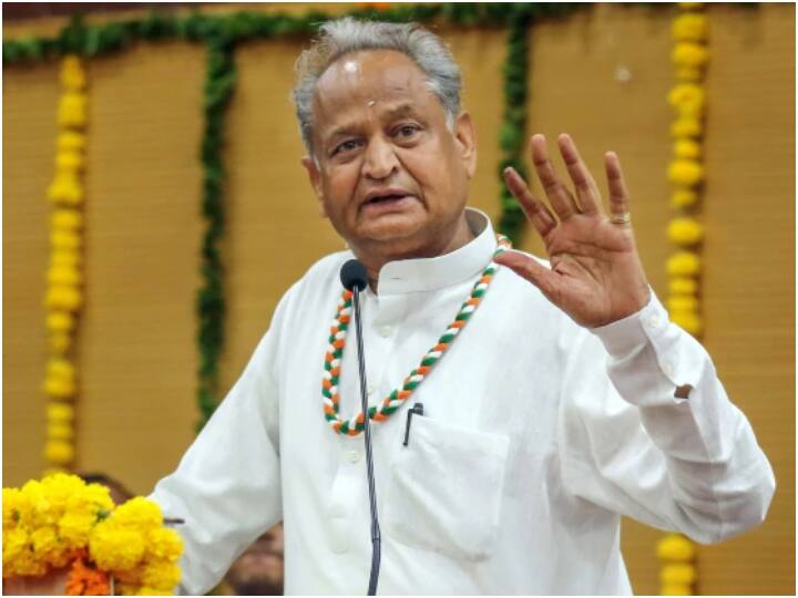 Rajasthan CM Ashok Gehlot on Pulwama Martyr Widows Protest, he said BJP leaders are misguiding people Rajasthan: 'बीजेपी वाले लोगों को कर रहे गुमराह', पुलवामा शहीदों की विधवाओं के धरने पर बोले अशोक गहलोत