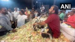 Poeple Showered Money : Gujarati Folk Singer పై అభిమానంతో డబ్బులతో అభిషేకం | ABP Desam