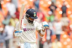 PHOTO: विराट कोहली ने शानदार टेस्ट शतक के बाद वाइफ अनुष्का पर लुटाया प्यार, देखें तस्वीरें