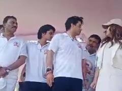 'महाराज' के युवराज के लिए सब जायज है! मंच पर 68 वर्षीय मंत्री सिलावट के गले में हाथ डाले नजर आए महाआर्यमन