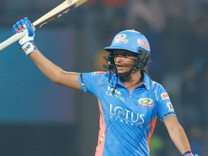 Mumbai Indians beat UP Warriors by 8 wickets in Women Premier League Nat Sciever Brunt and Harmanpreet Kaur here know the compelte news WPL 2023: हरमनप्रीत कौर और नेट सीवर ब्रंट ने दिलाई मुंबई इंडियंस को आसान जीत, ऐसा रहा मैच का हाल