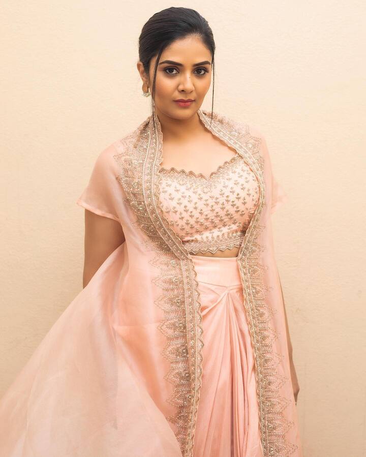 బుల్లితెరపై అమ్మడు హంగామా మామూలుగా ఉండదు. Photo Credit: Sreemukhi /Instagram
