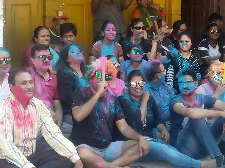 इस दौरान रास्ते में जो भी मिला उसे रंगते चले गए. अपने निर्धारित समय से निकलने वाली गैर थोडी देर से निकली, लेकिन जब राजबाड़ा पहुंची, तो यहां पर आसमान पर कई रंग नजर आने लगे. फाग की इस यात्रा में महिलाएं और बच्चे भी पीछे नहीं रहे.