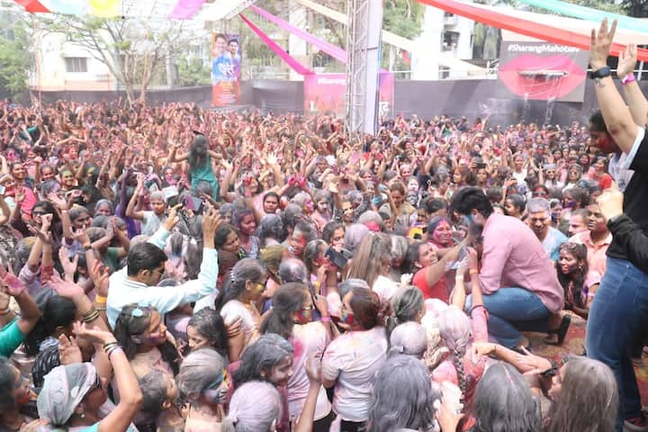 यावेळी महिलांनी डीजेच्या तालावर रेनडान्स, झुंबा डान्सचा आनंद लुटला.