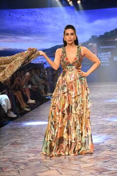 Lakme Fashion Week में करिश्मा और तमन्ना ने रैंप पर बिखेरा हुस्न का जलवा, तस्वीरें देख खूबसूरती के कायल हुए फैंस