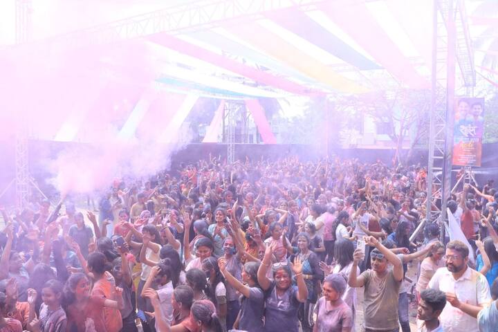 डीजेच्या तालावर तरुणींसह महिला वर्ग चांगलाच थिरकला.