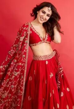 Photos: બૉલીવુડ એક્ટ્રેસ Sara Ali Khanનો રેડ લેંઘામાં સ્ટનિંગ લૂક, ફન્ક્શનમાં તમે પણ કરી શકો છો ટ્રાય....