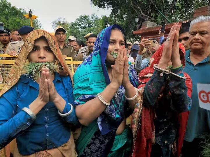 Pulwama martyrs widows claim they were abducted by Rajasthan Police Martyrs Widows Protest: पुलवामा शहीदों की विधवाओं का दावा- राजस्थान पुलिस ने किया था अपहरण