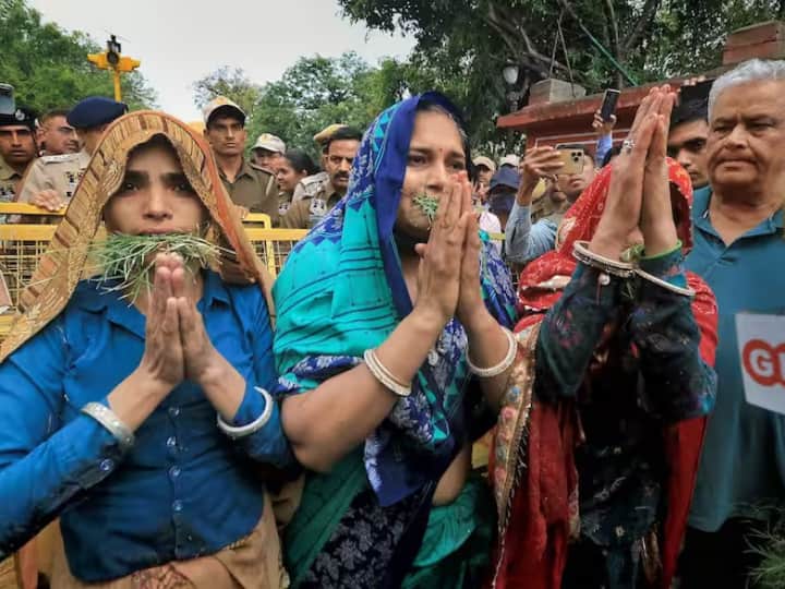Martyrs Widows Protest: Widows of Pulwama martyrs claim – Rajasthan police had kidnapped
