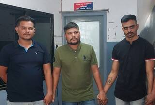 Surat: સરકારી ગાડીમાં વિદેશી દારૂની હેરાફેરી,પોલીસે 3 આરોપીની  ધરપકડ કરી