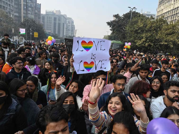 Union govt Opposes Same Sex Marriage Cites Indian Family Unit Concept know more details தன்பாலீர்ப்பாளர்களின் திருமணத்திற்கு எதிர்ப்பு... இந்திய குடும்ப அமைப்புடன் ஒப்பிட்டு வாதம்... உச்ச நீதிமன்றத்தில் மத்திய அரசு கருத்து..!