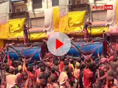 Watch: इंदौर में गेर उत्सव के दौरान शख्स पर चप्पलों की बौछार, वीडियो देख लोग बोले- 'शर्मनाक'