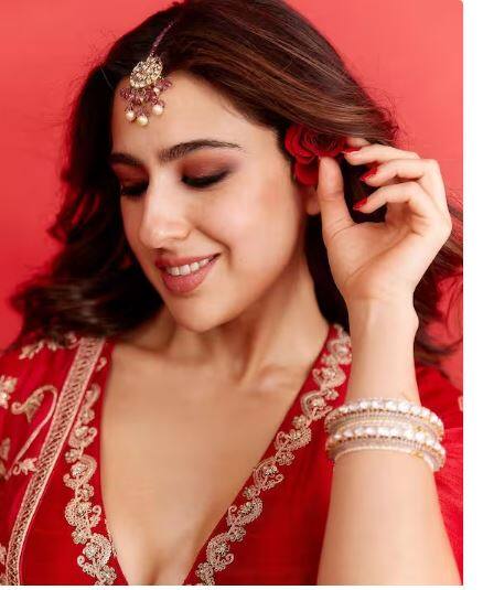 ਸਾਰਾ ਅਲੀ ਖਾਨ ਹਰ ਪਹਿਰਾਵੇ ਵਿੱਚ ਬਹੁਤ ਪਿਆਰੀ ਲੱਗ ਰਹੀ ਹੈ। ਅਦਾਕਾਰਾ ਸੋਸ਼ਲ ਮੀਡੀਆ 'ਤੇ ਫੈਨਜ਼ ਨਾਲ ਤਸਵੀਰਾਂ ਸ਼ੇਅਰ ਕਰਦੀ ਰਹਿੰਦੀ ਹੈ। ਹਾਲ ਹੀ 'ਚ ਉਸ ਨੇ ਲਾਲ ਰੰਗ ਦੇ ਲਹਿੰਗਾ 'ਚ ਫੋਟੋਸ਼ੂਟ ਕਰਵਾਇਆ ਹੈ।