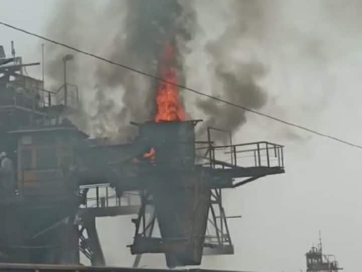 Fire broke out in loading plant of NMDC project loading plant in Dantewada district of Chhattisgarh ann Dantewada: एनएमडीसी परियोजना के लोडिंग प्लांट में लगी आग, बाल-बाल बचे कर्मचारी, करोड़ों का नुकसान