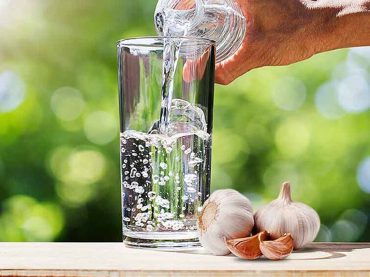 Two cloves of garlic with warm water will do the trick, you will be surprised to know the benefits Garlic Benefits: ਕੋਸੇ ਪਾਣੀ ਨਾਲ ਲਸਣ ਦੀਆਂ ਦੋ ਕਲੀਆਂ ਕਰ ਦੇਣਗੀਆਂ ਕਾਇਆ ਕਲਪ, ਫਾਇਦੇ ਜਾਣ ਕੇ ਹੋ ਜਾਵੋਗੇ ਹੈਰਾਨ