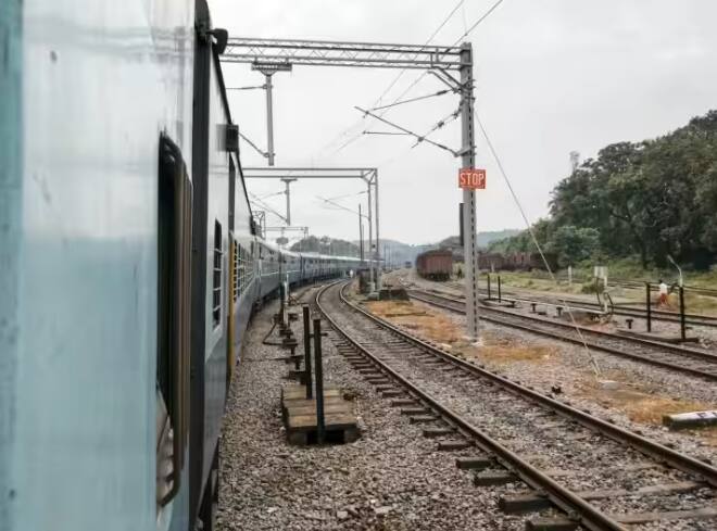 Indian Railways: 75 ਸਾਲਾਂ ਬਾਅਦ ਵੀ ਭਾਰਤ ਦੀ ਕੀ ਮਜਬੂਰੀ, ਜੋ ਅੰਗਰੇਜ਼ਾਂ ਨੂੰ ਅੱਜ ਵੀ ਦੇਣਾ ਪੈ ਰਿਹਾ ਕਰੋੜਾਂ ਦਾ 'ਲਗਾਨ' indian railways pay to british company for only rail line in india the country does not own Indian Railways: 75 ਸਾਲਾਂ ਬਾਅਦ ਵੀ ਭਾਰਤ ਦੀ ਕੀ ਮਜਬੂਰੀ, ਜੋ ਅੰਗਰੇਜ਼ਾਂ ਨੂੰ ਅੱਜ ਵੀ ਦੇਣਾ ਪੈ ਰਿਹਾ ਕਰੋੜਾਂ ਦਾ 'ਲਗਾਨ'