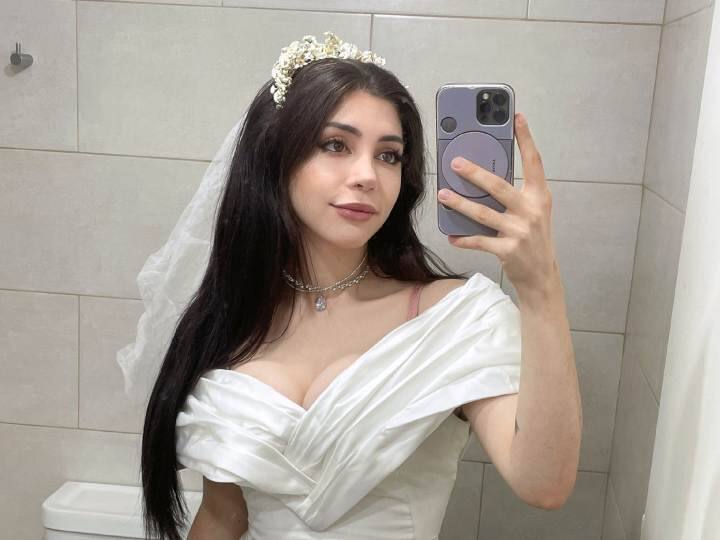 Argentina Girl Self Marriage: दुनिया में हर कोई अपनी पसंद से शादी करना चाहता है, लेकिन अर्जेंटीना की रहने वाली एक लड़की ने खुद से शादी करके तलाक भी ले लिया.