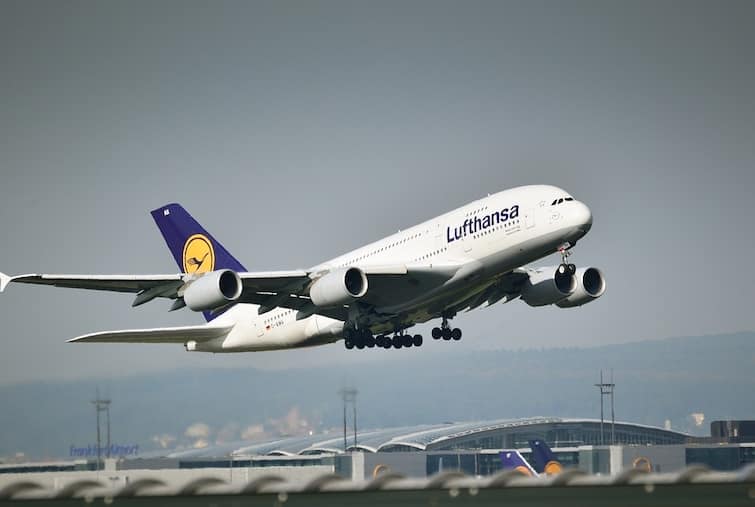 Lufthansa Flight: यूरोप की सबसे बड़ी एयरलाइंस की फ्लाइट से खतरे में पड़ गई यात्रियों की जान, बदनामी के डर से फिर क्रू ने कहा- वीडियो डिलीट कर दें