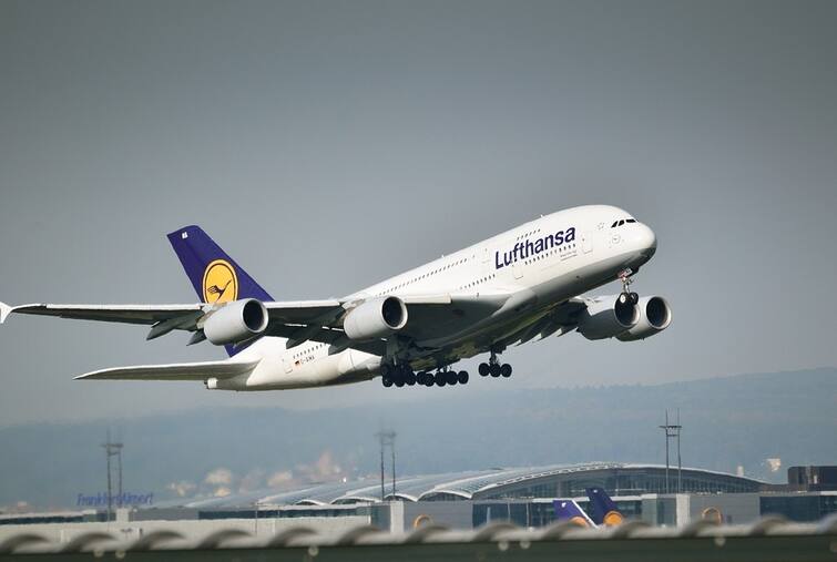 Lufthansa Flight: Passengers’ lives in danger from Europe’s largest airlines flight, fearing defamation, the crew again said- delete the video