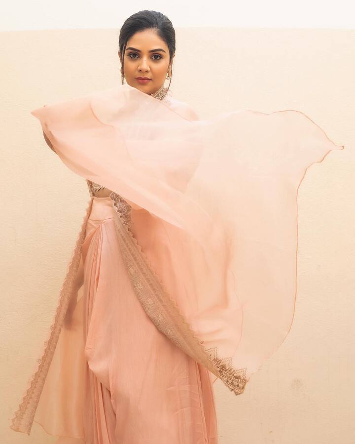 అదిరిపోయే పంచులతో అందరినీ నవ్విస్తుంది. Photo Credit: Sreemukhi /Instagram