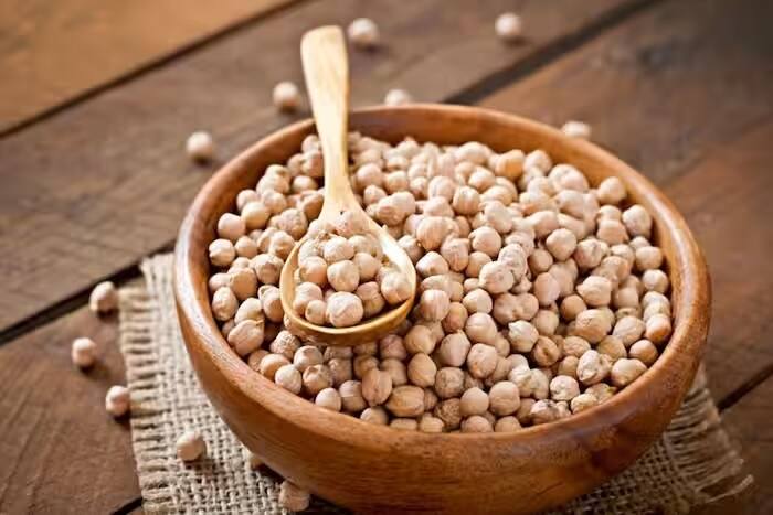 સફેદ ચણા સફેદ ચણામાં પણ ભરપૂર માત્રામાં કેલ્શિયમ હોય છે. તેમાં ફાઈબર અને પ્રોટીન પણ જોવા મળે છે. તમે સફેદ ચણાનું શાક અથવા સૂપ બનાવીને ખાઈ શકો છો.