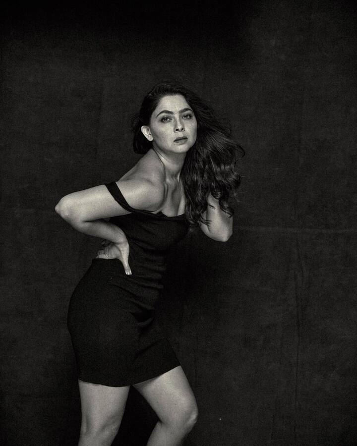 काळ्या रंगाच्या ड्रेसवर तिने खूपच हाॅट अशी पोज दिली आहे.