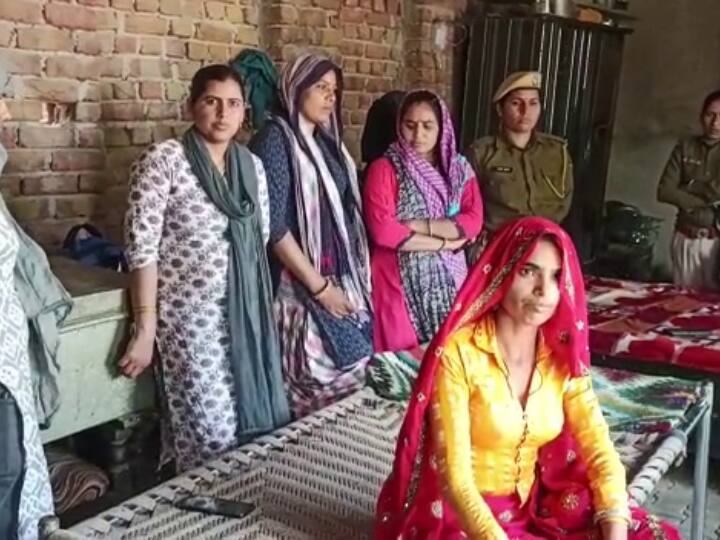 Pulwama Martyr Widow Protest 40 police jawans deputed around Saheed Jitram Gurjar wife in Bharatpur ANN War Widow Protest: 40 जवानों के पहरे में रहने को मजबूर वीरांगना सुंदरी, बोलीं- 'एक लाख ले लें CM, लौटा दें हमारा आदमी'