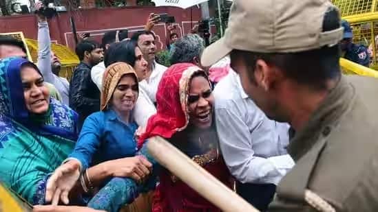Rajasthan Widows of Pulwama martyrs removed from Jaipur protest site politics Over Pulwama Widow Row Rajasthan: पुलवामा शहिदांच्या पत्नींच्या आंदोलनावरुन 'राजकारण' सुरू, आंदोलकांना हटवलं