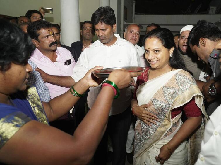 Kalvakuntla Kavitha meets CM KCR after ED Enquiry in new Delhi Kavitha Meets KCR: సీఎం కేసీఆర్‌తో కవిత భేటీ, అర్ధరాత్రి ప్రత్యేక విమానంలో ఢిల్లీ నుంచి హైదరాబాద్‌కు