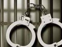 अश्लील वीडियो सार्वजनिक करने की धमकी देकर वसूलते थे पैसे, पुलिस ने गैंग के चार लोगों को  किया गिरफ्तार