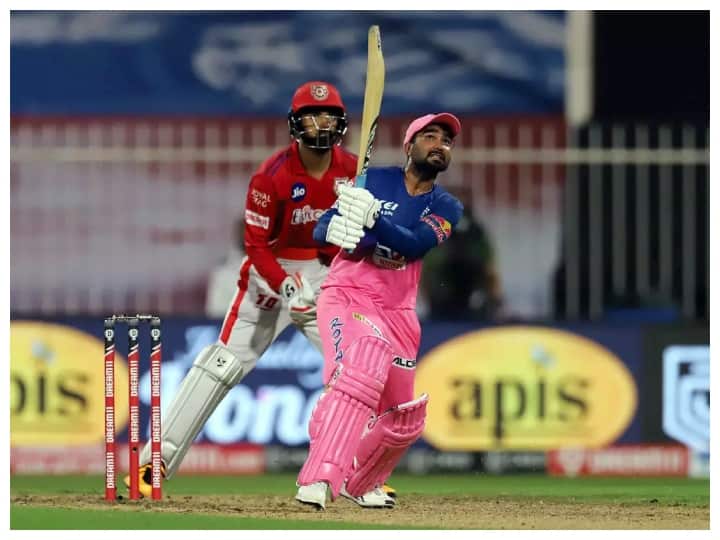 इस लिस्ट में सबसे पहला नाम किंग्स इलेवन पंजाब का है. 27 सितंबर 2020 में किंग्स इलेवन पंजाब ने राजस्थान रॉयल्स को 224 रनों का बड़ा लक्ष्य दिया लेकिन उन्हें 4 विकेट से हार का सामना करना पड़ा था. (फोटो - ट्विटर, आईपीएल)