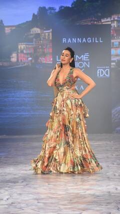 Photo : लॅक्मे फॅशन वीकमध्ये करिश्माचा जलवा