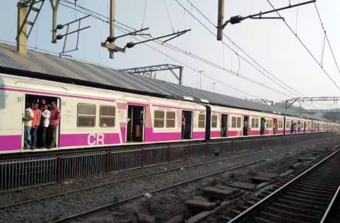 ਬੰਗਾਲੀ ਭਾਸ਼ਾ ਵਿੱਚ ਦੁਰੰਤੋ ਦਾ ਮਤਲਬ ਨਿਰਵਿਘਨ ਹੈ, ਜਿਸ ਕਾਰਨ ਇਸ ਰੇਲਗੱਡੀ ਦਾ ਨਾਂ ਦੁਰੰਤੋ ਐਕਸਪ੍ਰੈਸ ਰੱਖਿਆ ਗਿਆ ਹੈ। ਦੁਰੰਤੋ ਐਕਸਪ੍ਰੈਸ ਯਾਤਰਾ ਦੌਰਾਨ ਬਹੁਤ ਘੱਟ ਸਟੇਸ਼ਨਾਂ 'ਤੇ ਰੁਕਦੀ ਹੈ।