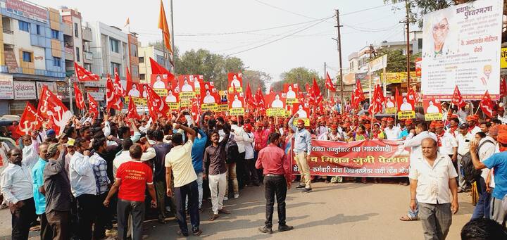 Nashik Long March : हजारोंच्या संख्येने पायी लॉन्ग मार्चमध्ये आदिवासी बांधवांसह शेतकरी वर्ग सहभागी झाला असून नाशिकच्या दिशेने येत आहेत.