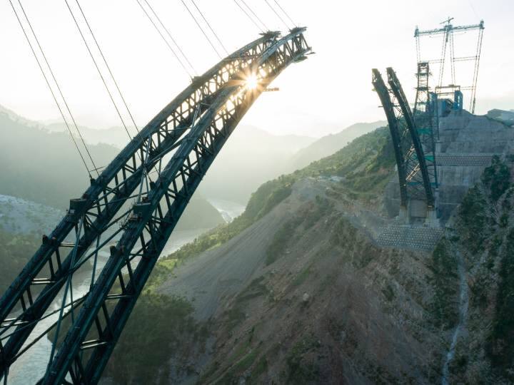 Rail Route: हमारी जिंदगी में यातायात के कई तरह के साधन है. इसमें रेलवे बहुत ही आरामदायक माना जाता है. ये लंबी दूरी तय करने के लिहाज से सही है, लेकिन दुनिया में कुछ ऐसे रेल मार्ग है, जो बहुत खतरनाक है.