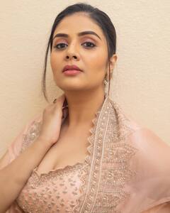 Sreemukhi: చూపులతో కవ్విస్తున్న యాంకర్ శ్రీముఖి