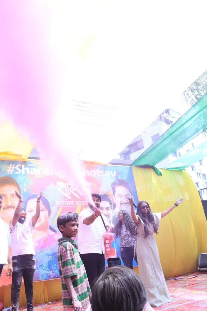 यावेळी आमदार सतेज पाटील यांनी उपस्थिती लावत रंगाची आतषबाजी केली.