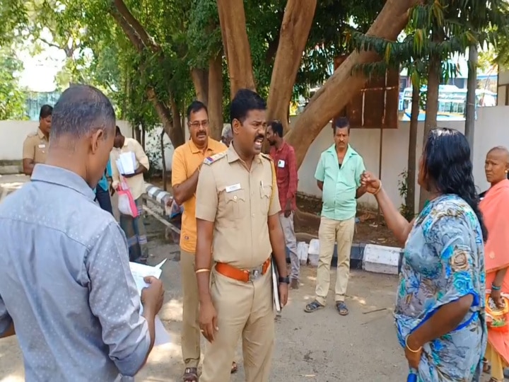 சீர்காழி காவல் துணை கண்காணிப்பாளர் அலுவலகம் முன்பு பெண் தீக்குளிக்க முயற்சி