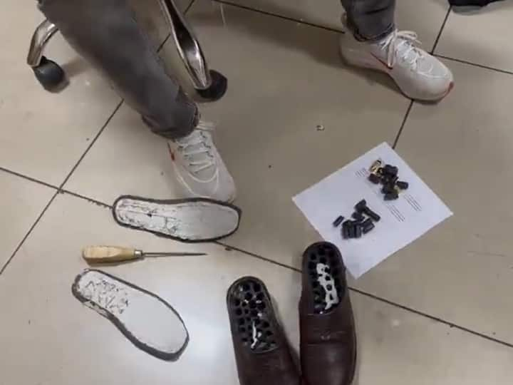 mumbai airport arrested 3 foreign man concealed gold worth 1.4 crore underwear and insole footwear Gold Smuggling: ऐसे छिपा कर ला रहा था 1.4 करोड़ का सोना, मुंबई एयरपोर्ट पर कस्टम अधिकारी ने धर दबोचा