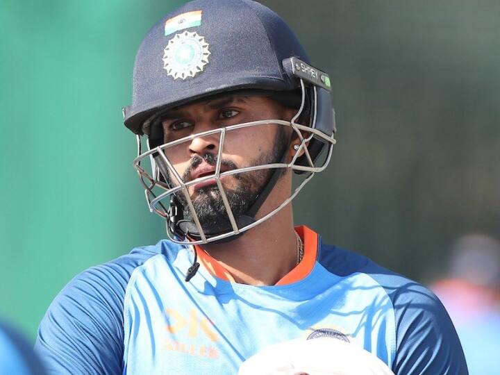 Indian batter Shreyas Iyer may miss IND vs AUS ODI series due to his back pain IND vs AUS: टीम इंडिया को बड़ा झटका! ऑस्ट्रेलिया के खिलाफ वनडे सीरीज़ से बाहर हो सकते हैं श्रेयस अय्यर