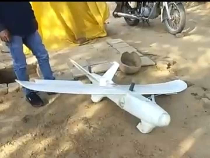Bhind Drone Crash Panic In Villagers Police Seized Drone ANN MP News: भिंड में अचानक क्रैश होकर जमीन पर आ गिरा ड्रोन, गांव में फैली दहशत, फिर जो हुआ...