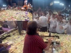 Viral Video: సింగర్‌పై నోట్ల వర్షం కురిపించారు, అక్కడ ఇదో ఆచారమట - వైరల్ వీడియో