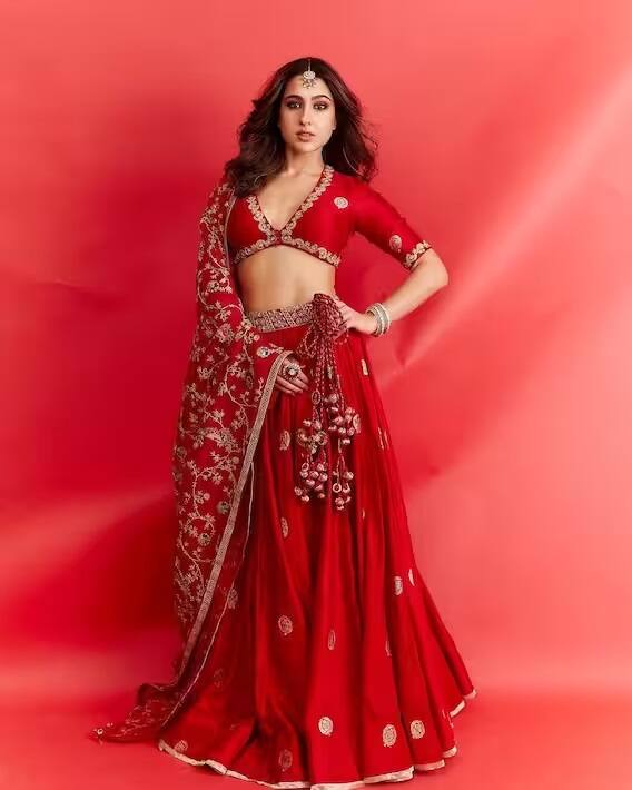 તમે પણ કોઇ ફન્કશનમાં જવા માટે સારા અલી ખાનના આ લૂક્સને રિક્રિએટ કરી શકો છો. દરેક કોઇ તમારુ દિવાનુ થઇ જશે.