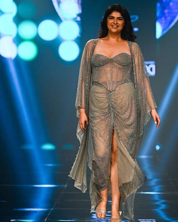 Lakme Fashion Week: लहंगा पहन सजीं सुष्मिता-सारा, सोनम कपूर की भाभी ने रैंप पर फ्लॉन्ट किया बेबी बंप, ‘लैक्मे फैशन वीक’ में छाईं ये बॉलीवुड हसीनाएं