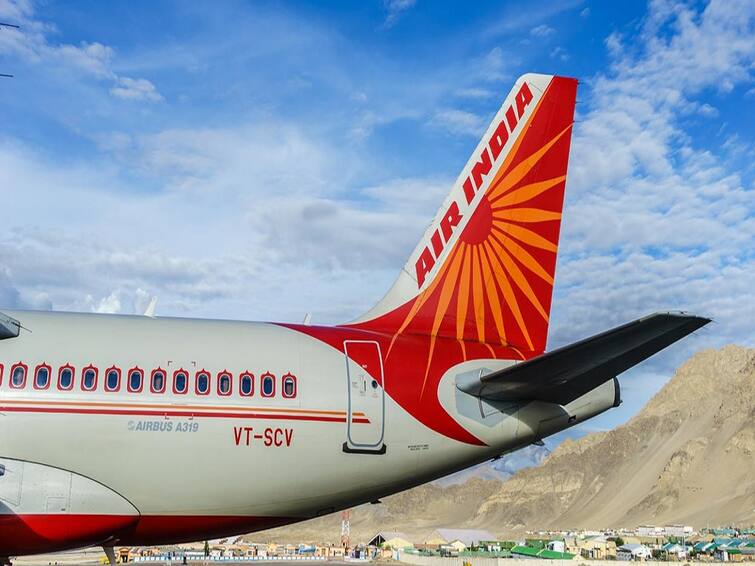 Air India controversy Man Smokes On plane London Mumbai Flight Argues When Caught விமானத்தில் புகை பிடித்த நபர்... பிடித்து போலீசில் ஒப்படைத்த சக பயணிகள்: நடுவானில் பரபரப்பு...