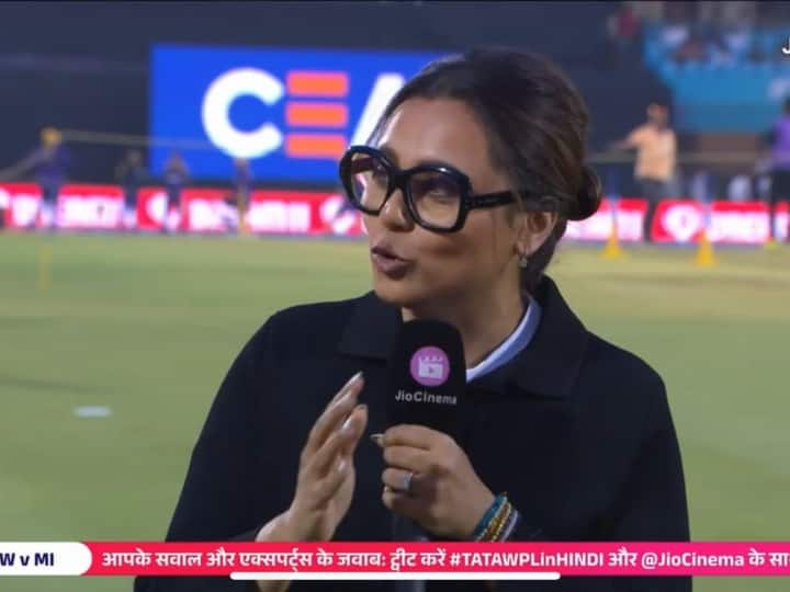 मुंबई इंडियंस और यूपी वारियर्ज मैच के दौरान मशहूर बॉलीवुड एक्ट्रेस रानी मुखर्जी नजर आईं. वहीं, रानी मुखर्जी मैच के प्रेजेंटर संग अपनी राय देती देखी गईं. (फोटो क्रेडिट- सोशल मीडिया)