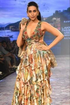 Photo : लॅक्मे फॅशन वीकमध्ये करिश्माचा जलवा