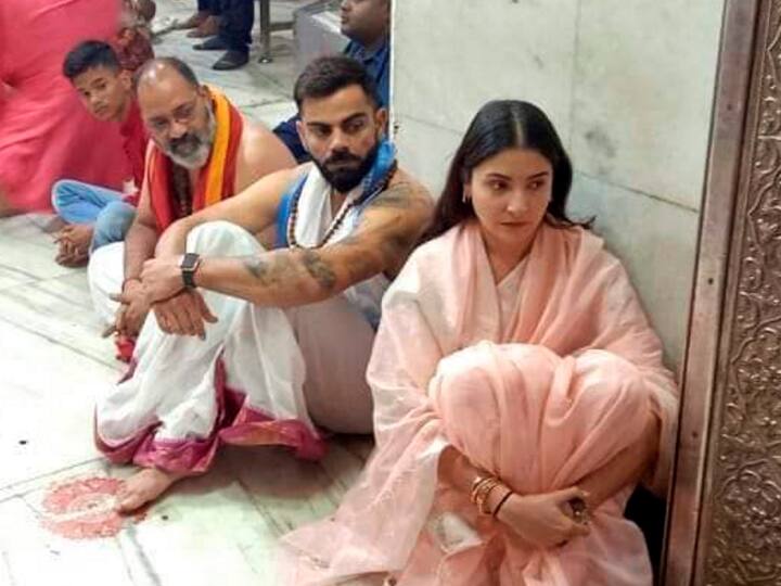 बता दें जिस समय विराट कोहली काफी खराब फॉर्म से गुजर रहे थे, तो उस समय अनुष्का शर्मा लगातार उनकी मजबूती के तौर पर सामने आईं थीं. इंदौर टेस्ट मैच के खत्म होने के बाद अनुष्का के साथ विराट उज्जैन में बाबा महाकाल के दर्शन करने भी पहुंचे थे. (फोटो सोर्स – PTI)