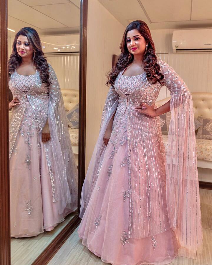 ஸ்ரேயா கோஷல் 4 வயதிலிருந்தே பாடல் பாட கற்றுக்கொள்ள ஆரம்பித்தார்