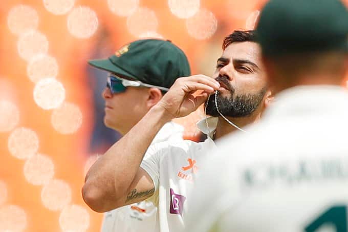 अहमदाबाद टेस्ट मैच के चौथे दिन के खेल में विराट कोहली ने अपना 28वां टेस्ट शतक पूरा किया जिसका इंतजार काफी लंबे समय से किया जा रहा है. कोहली ने शतक पूरा करने के बाद इसका जश्न अपनी शादी की रिंग को चूमकर मनाया। वैसे तो विराट इसे अपनी उंगली में पहनते हैं लेकिन मैच खेलने के दौरान वह इसे गले की चेन में डाल लेते हैं. (फोटो सोर्स – बीसीसीआई/ट्विटर)